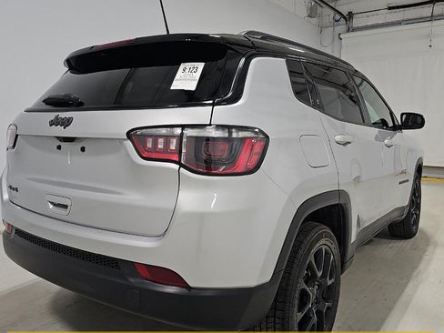 Used 2024 Jeep Compass Latitude w/ Convenience Group AWD/4WD image 3