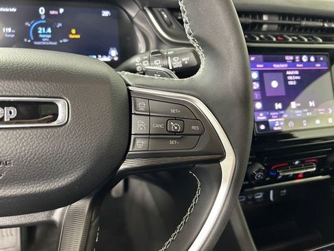 Used 2025 Jeep Grand Cherokee Laredo X image 17