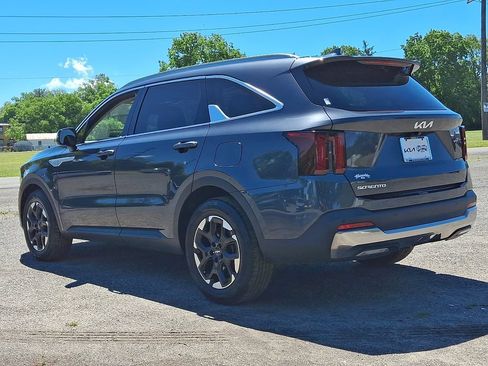 Used 2024 Kia Sorento S w/ Panoramic Sunroof Package FWD image 4