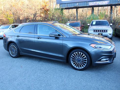 Used 2017 Ford Fusion SE w/ Fusion SE Technology Package image 5