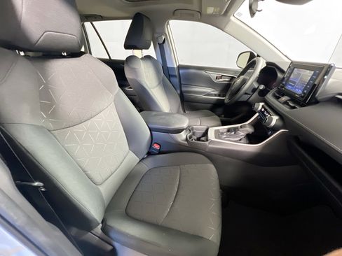Used 2021 Toyota RAV4 XLE w/ Convenience Package image 31