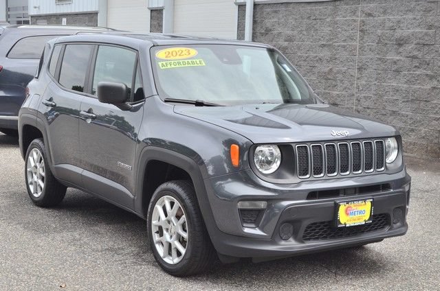 Used 2023 Jeep Renegade Latitude AWD/4WD image 2
