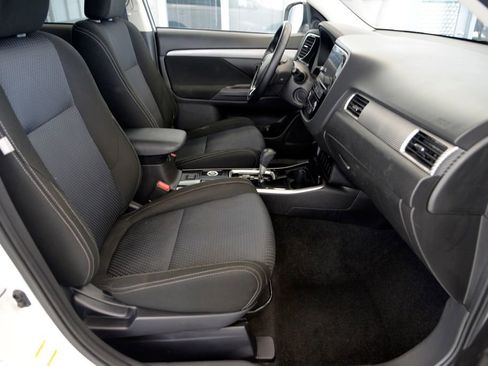 Used 2017 Mitsubishi Outlander SE AWD/4WD image 31