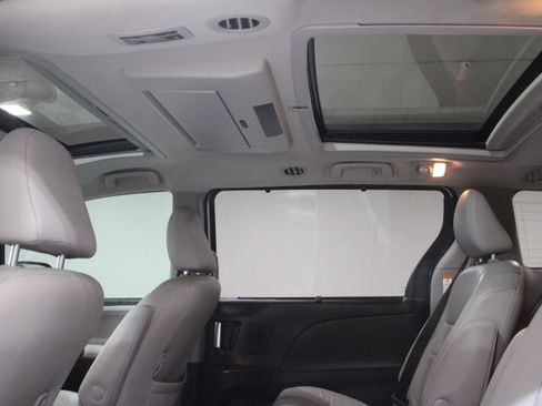 Used 2015 Toyota Sienna Limited Premium w/ Advanced Technology Package FWD image 3