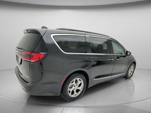 Used 2023 Chrysler Pacifica Limited FWD image 5