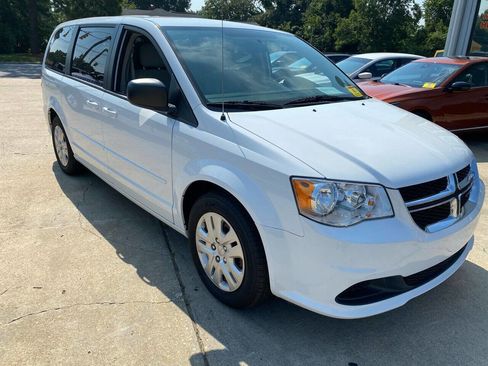 Used 2017 Dodge Grand Caravan SE image 3