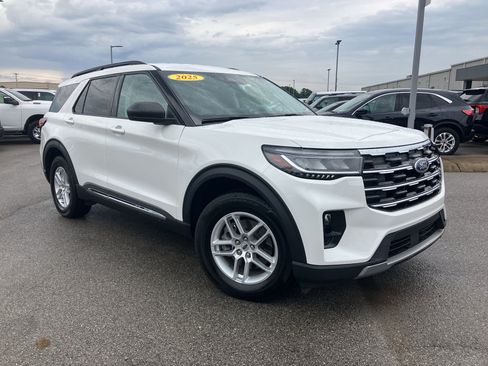Certified 2025 Ford Explorer Active w/ Active Comfort Package RWD image 3