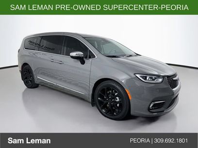 Used 2023 Chrysler Pacifica Limited w/ Uconnect Theater Family Group