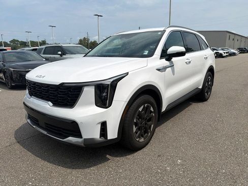 Certified 2025 Kia Sorento S FWD image 9