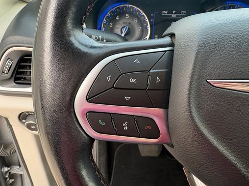 Used 2020 Chrysler Pacifica Touring-L image 14