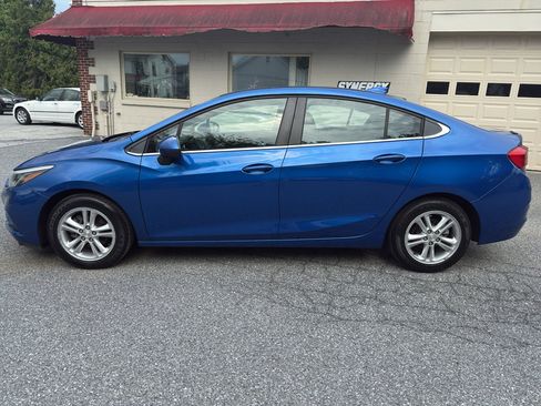 Used 2018 Chevrolet Cruze LT FWD image 2
