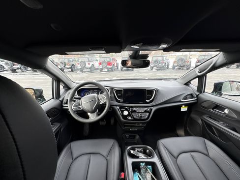 New 2026 Chrysler Pacifica Select image 12