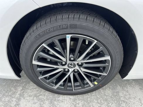 Used 2024 Lexus ES 300h w/ Premium Package FWD image 10