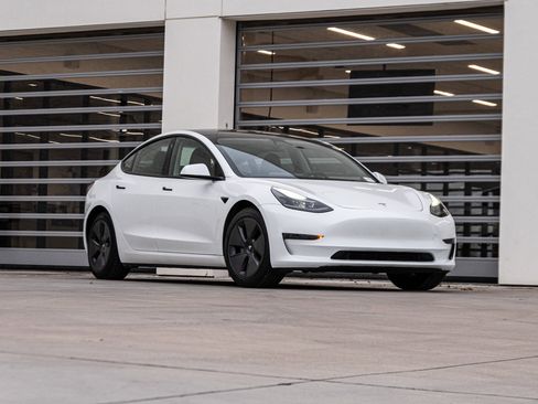 Used 2023 Tesla Model 3 Standard Range image 2
