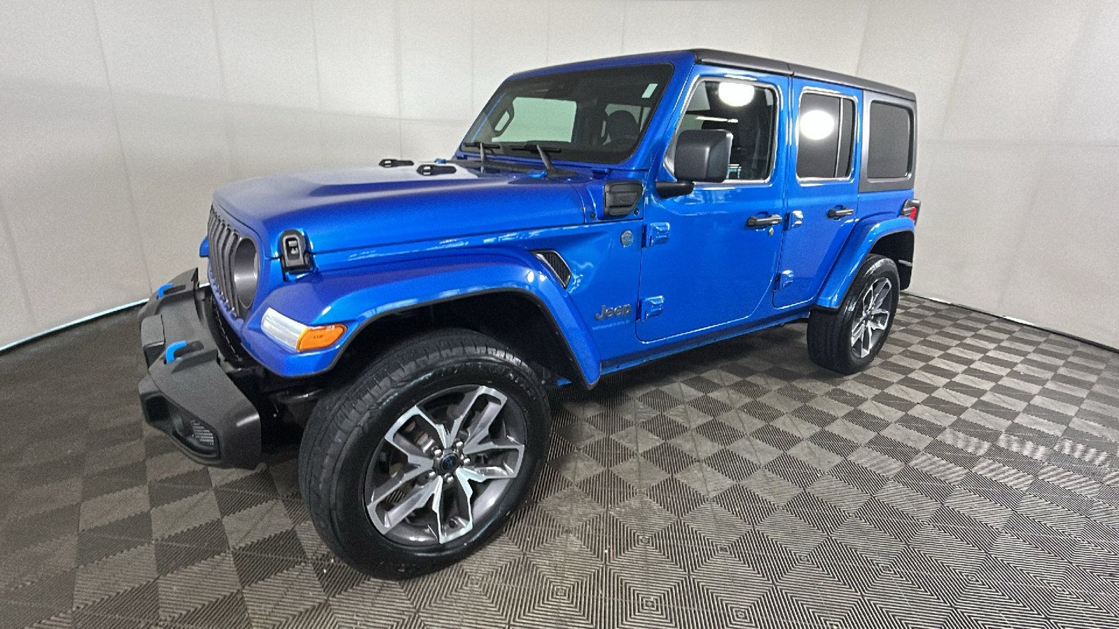 Used 2024 Jeep Wrangler Unlimited w/ Convenience Group AWD/4WD image 8