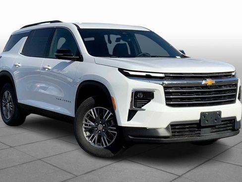 Used 2024 Chevrolet Traverse LT image 3