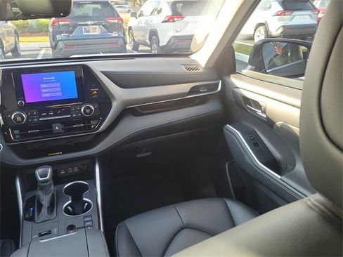 Used 2024 Toyota Highlander XLE image 12