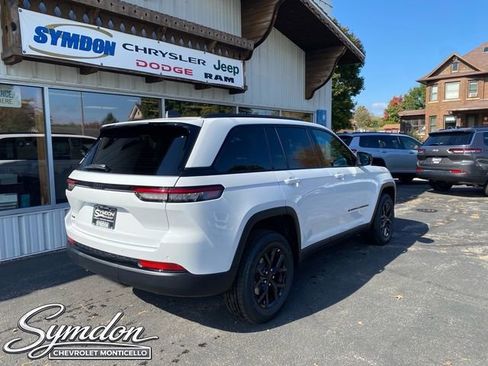 New 2025 Jeep Grand Cherokee Altitude AWD/4WD image 3