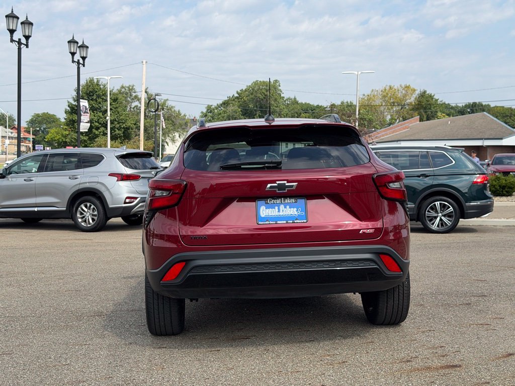 Used 2024 Chevrolet Trax RS w/ Sunroof Package FWD image 4