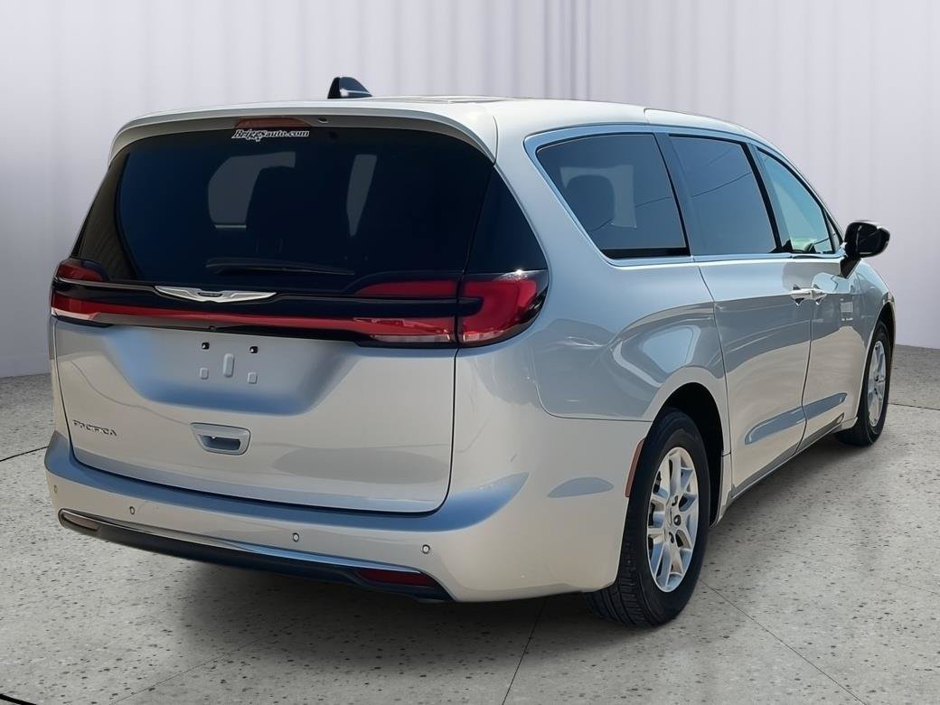 Used 2024 Chrysler Pacifica Touring-L FWD image 5