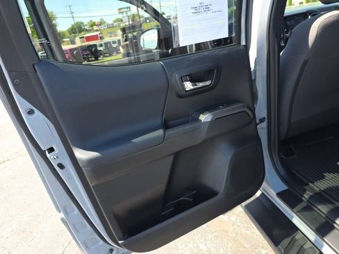 Used 2018 Toyota Tacoma TRD Sport AWD/4WD image 33