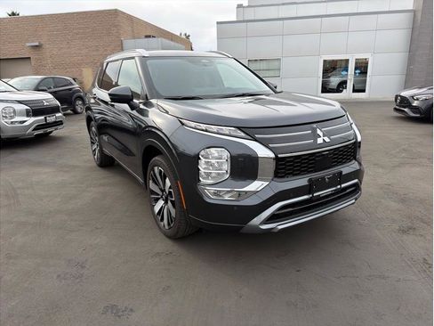 Used 2025 Mitsubishi Outlander SEL image 3
