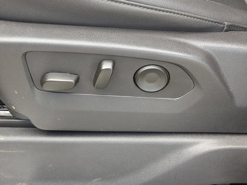 Used 2025 GMC Sierra 1500 SLT RWD image 17