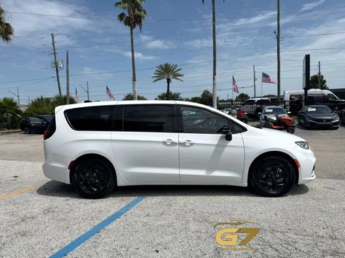 Used 2024 Chrysler Pacifica Limited FWD image 5