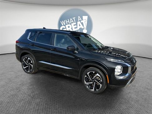 Used 2024 Mitsubishi Outlander SE image 1