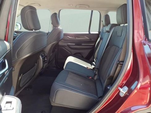 Used 2023 Jeep Grand Cherokee Laredo AWD/4WD image 22