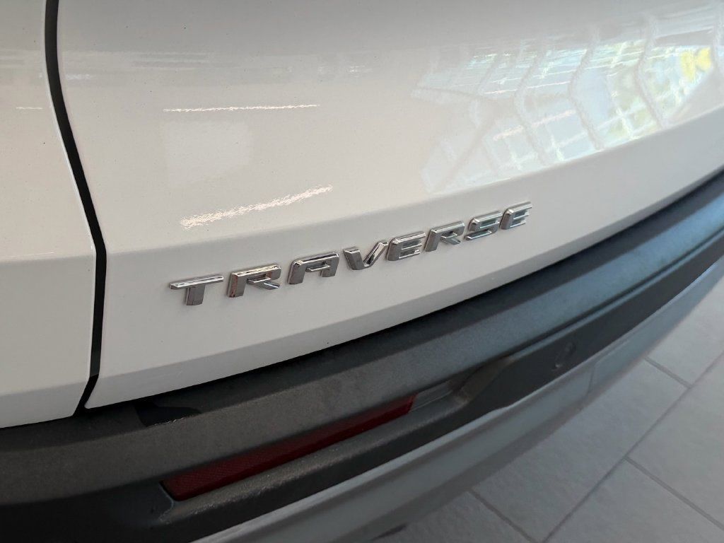 Used 2025 Chevrolet Traverse LT FWD image 14