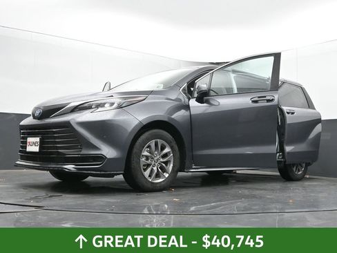 Used 2025 Toyota Sienna LE image 69