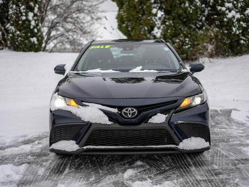 Used 2021 Toyota Camry SE image 2