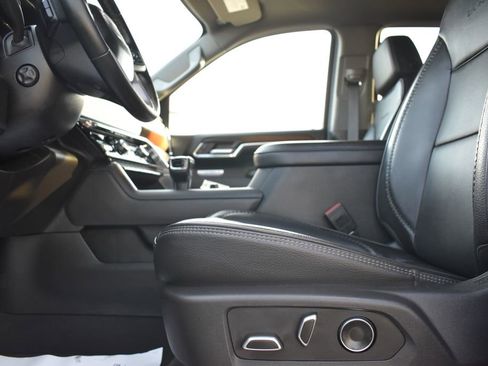 Used 2024 GMC Sierra 1500 Denali w/ Technology Package AWD/4WD image 8