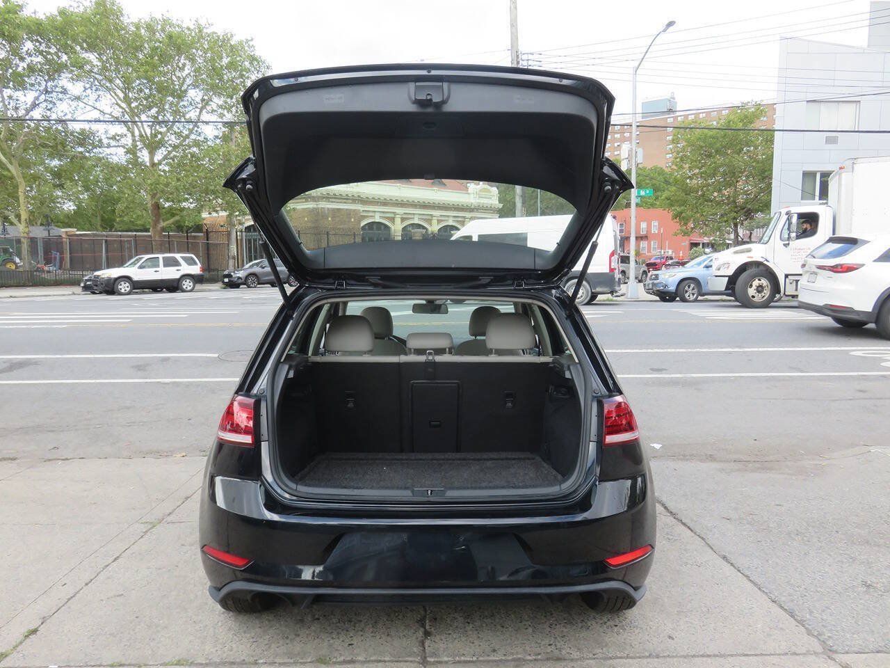 Used 2019 Volkswagen Golf S FWD image 22
