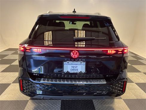 Used 2025 Volkswagen Tiguan SEL R-Line image 4