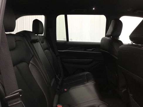 Used 2024 Jeep Grand Cherokee Limited AWD/4WD image 17