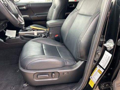 Used 2022 Toyota Tacoma Limited image 14