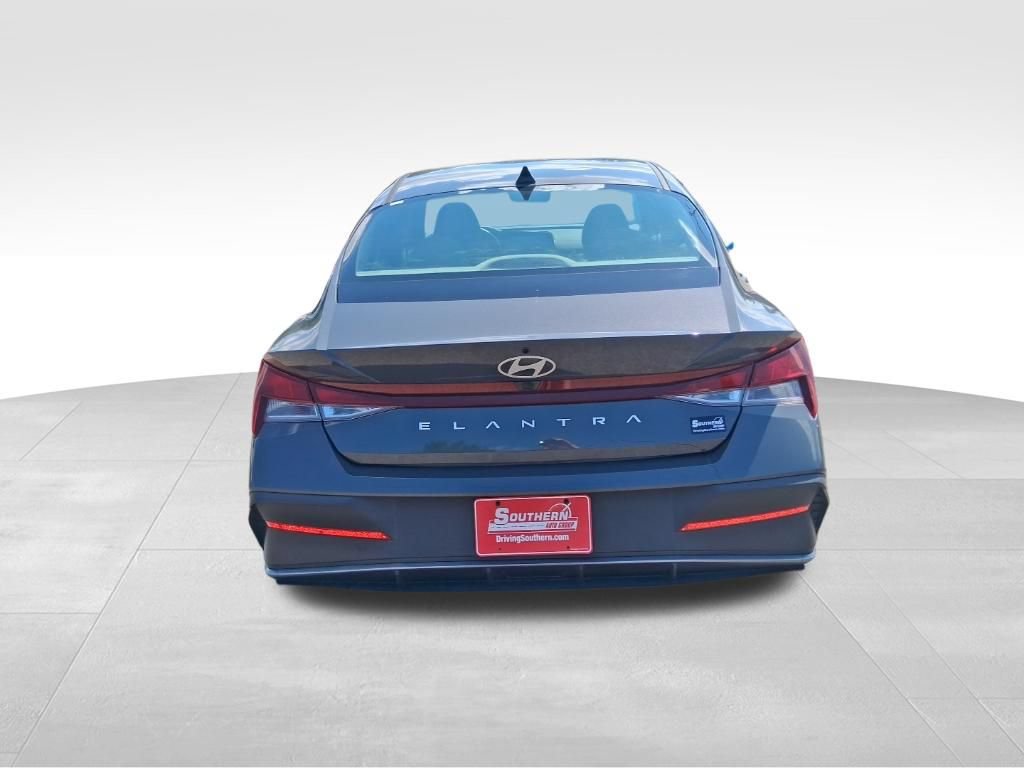 Used 2024 Hyundai Elantra SEL FWD image 7