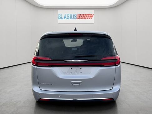 Used 2024 Chrysler Pacifica Touring-L FWD image 4