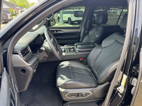 Used 2025 Jeep Wagoneer Series II image 8