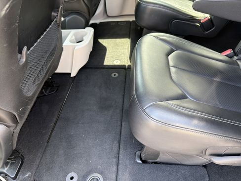 Used 2023 Chrysler Pacifica Touring-L FWD image 27