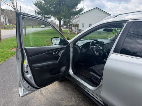 Used 2018 Nissan Rogue SV image 19