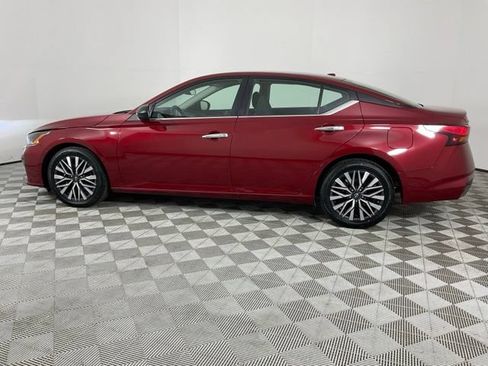 Used 2025 Nissan Altima 2.5 SV FWD image 3