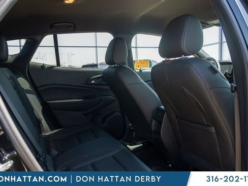 Used 2025 Chevrolet Trax RS FWD image 19