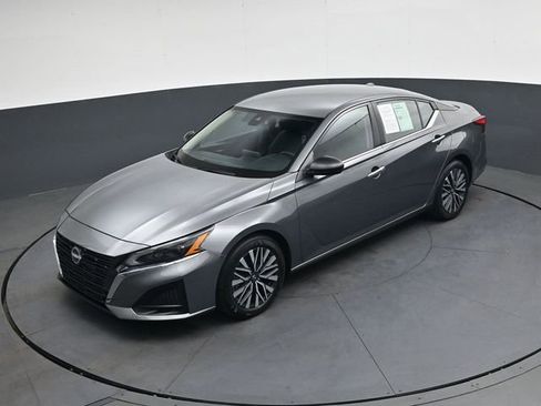 Used 2024 Nissan Altima 2.5 SV FWD image 29