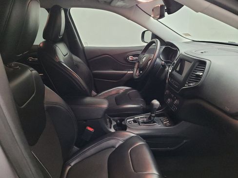 Used 2019 Jeep Cherokee Latitude Plus w/ Comfort/Convenience Group FWD image 21