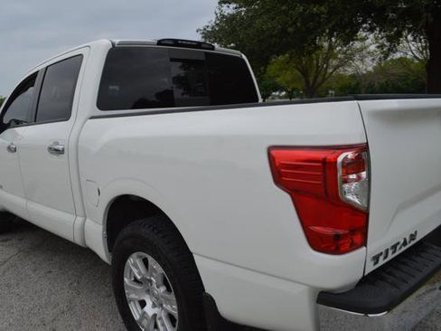 Used 2017 Nissan Titan SV image 5