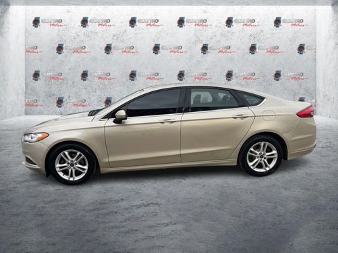 Used 2018 Ford Fusion SE w/ Fusion SE Technology Package image 2