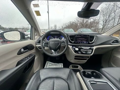 Used 2024 Chrysler Pacifica Touring-L image 16